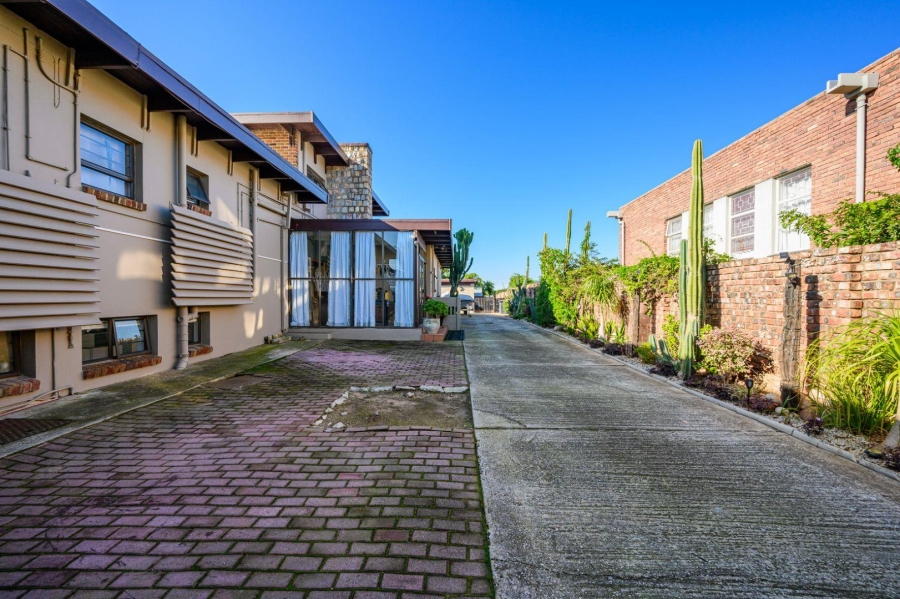 8 Bedroom Property for Sale in Summerstrand Eastern Cape